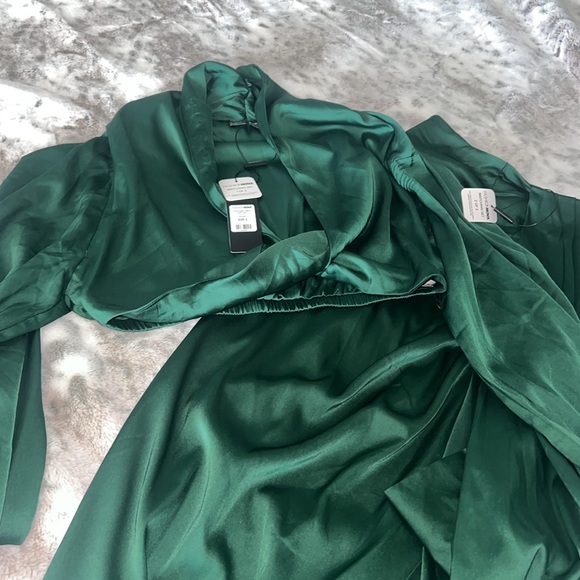 Green Fashion Nova love again satin skirt set size small - Picture 5 of 6